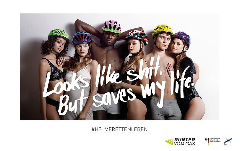 Sechs halbnackte Models sollen den Fahrradhelm wieder cool machen.