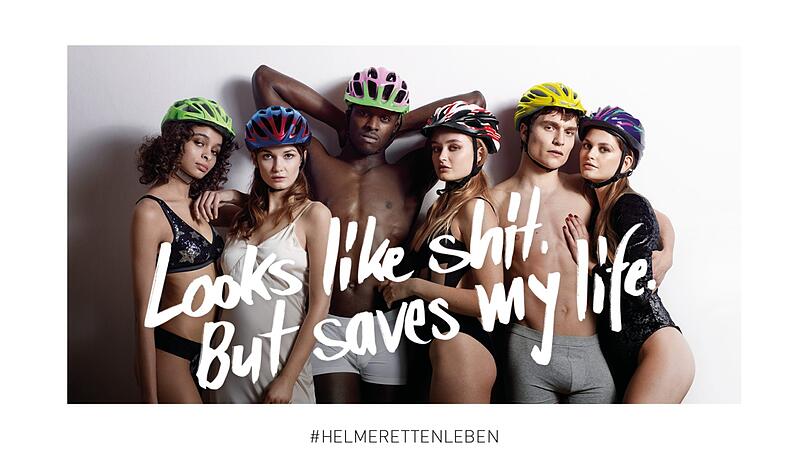 Sechs halbnackte Models sollen den Fahrradhelm wieder cool machen. Sechs halbnackte Models sollen den Fahrradhelm wieder cool machen.
