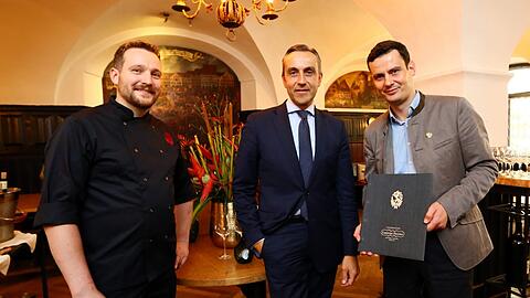 Chefkoch Benjamin Kunz, Maître Fabrice Kieffer und Restaurantleiter Lars Vogel (v. l.) sind die Gastgeber der Ess-Klasse im August.
