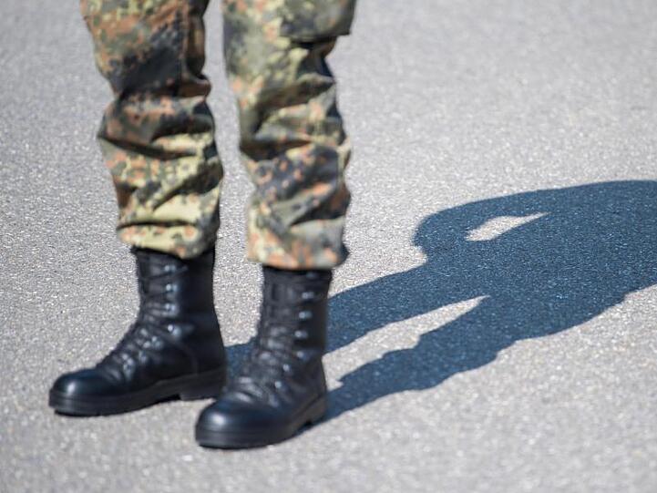 Laut einem Medienbericht ermittelt der Militärische Abschirmdienst gegen rund 550 Bundeswehrsoldaten wegen des Verdachts auf Rechtsextremismus.