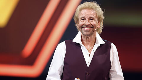 Thomas Gottschalk begrüßt vor Beginn der Jubiläumsshow "Wetten, dass..?" das Publikum.