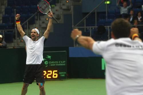 Der Matchwinner jubelt: Nicolas Kiefer reißt die Arme hoch, Teamchef Patrik Kühnen stürmt auf ihn los.