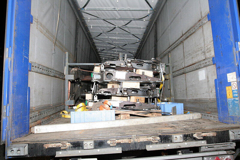 Schrecklicher Unfall bei Rott am Inn: Ein Pkw-Fahrer prallte aus noch ungeklärter Ursache frontal gegen einen Lkw. Der Pkw-Fahrer wurde bei dem Aufprall sofort getötet und  im Fahrzeug eingeklemmt. Fünf Stunden versuchten Hilfskräfte der Feuerwehr, das Opfer zu bergen. Die Bilder.