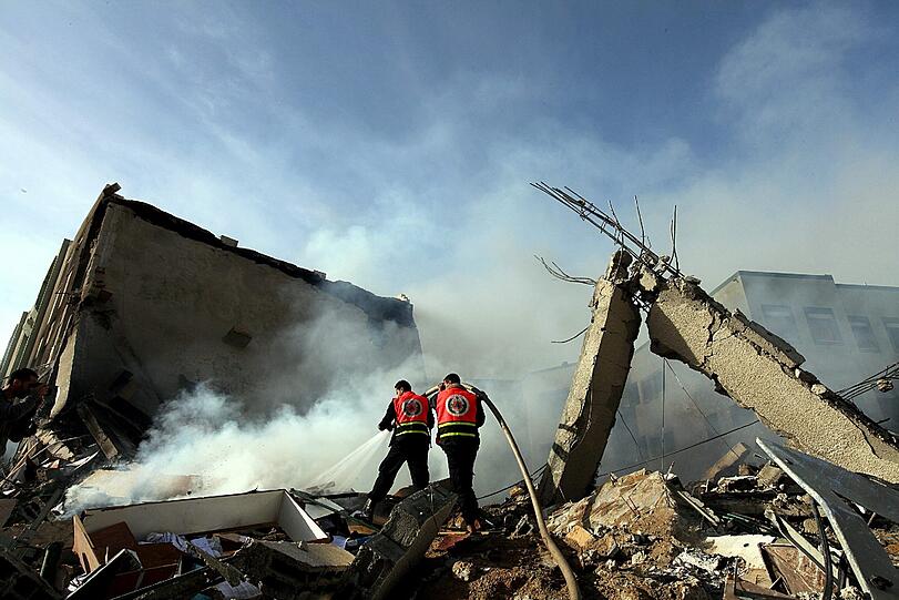 Ein Verwaltungsgebäude der Hamas im Gaza-Streifen liegt nach einem israelischen Luftangriff in Schutt und Asche.