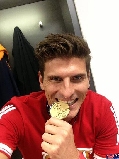 ...auch Kollege Mario Gomez macht den Beiß-Test.