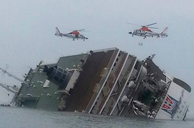 Die Fähre &bdquo;Sewol&ldquo; hat schwere Schlagseite. An Bord des Schiffes befanden sich zum Zeitpunkt des Unglücks rund 450 Menschen.