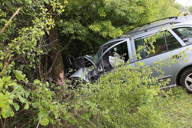 Zwei Schwerverletzte bei einem Verkehrsunfall im Landkreis Erding.