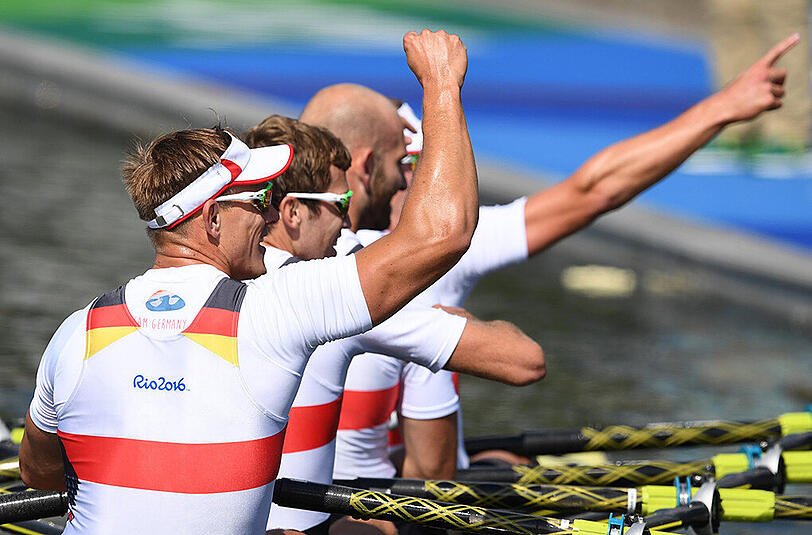Goldiger Tag für die deutschen Ruderer: Unmittelbar hintereinander fahren der Doppelvierer der Männer und der Frauen den Olympiasieg ein. Die Bilder!