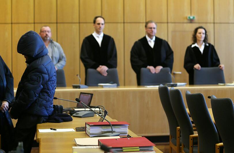 Ex-Agent Werner Mauss (l) steht zum Prozessauftakt im Verhandlungssaal des Bochumer Landgerichts. Foto: Ina Fassbender