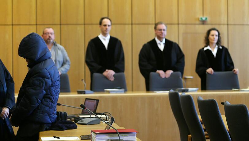 Ex-Agent Werner Mauss (l) steht zum Prozessauftakt im Verhandlungssaal des Bochumer Landgerichts. Foto: Ina Fassbender Ex-Agent Werner Mauss (l) steht zum Prozessauftakt im Verhandlungssaal des Bochumer Landgerichts. Foto: Ina Fassbender