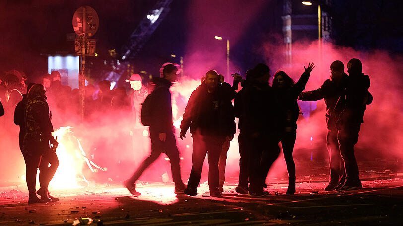 Im Leipziger Stadtteil Connewitz kam es in der Silvesternacht 2017/2018 zu schweren Ausschreitungen. Die Bilder.