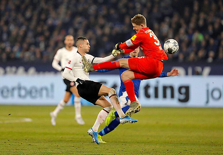 Noch-Schalke-Keeper Alexander Nübel bei seiner Kung-Fu-Einlage gegen Frankfurts Mijat Gacinovic, die ihm Rot einbringt.
