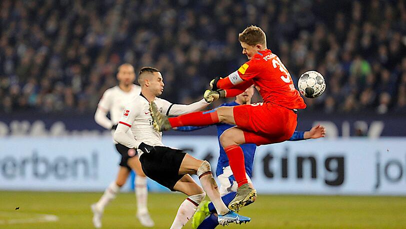 Noch-Schalke-Keeper Alexander Nübel bei seiner Kung-Fu-Einlage gegen Frankfurts Mijat Gacinovic, die ihm Rot einbringt. Noch-Schalke-Keeper Alexander Nübel bei seiner Kung-Fu-Einlage gegen Frankfurts Mijat Gacinovic, die ihm Rot einbringt.