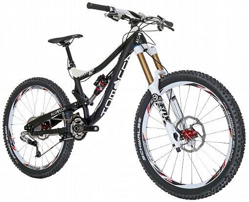 Überall zu Hause: Die Fanes Enduro von Alutech Cycles ist ein Mountainbike, das sich überall zu Hause fühlt: Touren, verblockte Trails, leichte Freeride-Einsätze oder auch den Einsatz im hochalpinen Gelände steckt sie locker weg. Durch den sehr tiefen Schwerpunkt und die optimal ausbalancierte Hinterbau-Kinematik glaubt man beim Pedalieren auf flacher
Strecke oder bergauf kaum, dass man auf 178mm Federweg sitzt. Bergab schöpft man dafür aus dem Vollen und kann es richtig laufen lassen, die Fanes Enduro liegt immer
satt auf dem Trail und vermittelt ein hohes Maß an Sicherheit. www.alutech-cycles.com