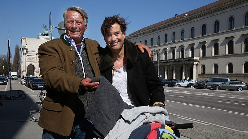 Didi mit Opernsänger Jan, der Kleidung für Obdachlose sammelt.