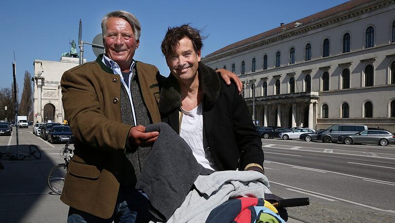 Didi mit Opernsänger Jan, der Kleidung für Obdachlose sammelt. Didi mit Opernsänger Jan, der Kleidung für Obdachlose sammelt.