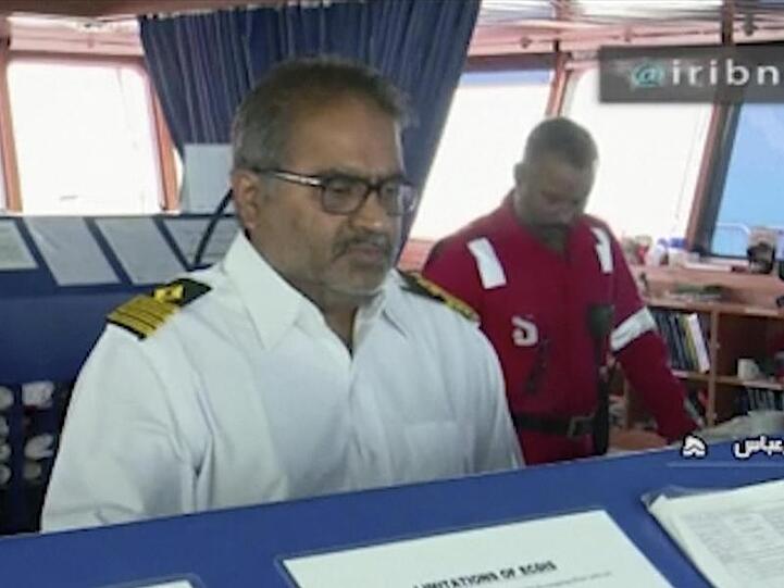 Dieses Videostandbild, das vom staatlichen iranischen Rundfunk IRIB veröffentlicht wurde, zeigt den Kapitän (l.) und ein Besatzungsmitglied der "Stena Impero".