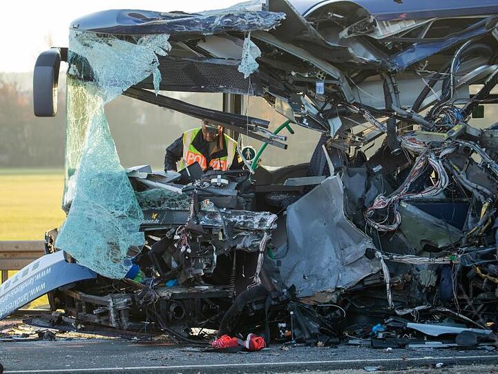 Mehrere Menschen mussten mit schwerem Gerät von der Feuerwehr aus den Trümmern der Busse befreit werden.