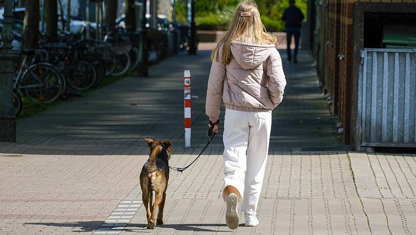 Beim Gassigehen wurde eine 16-Jährige in Neuperlach mit einem Messer angegriffen. Das behauptete das Mädchen zumindest – die Geschichte war frei erfunden. (Symbolbild)