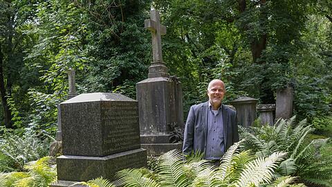 Schulte Döinghaus kennt sich aus mit der Flora und Fauna auf dem Alten Südlichen Friedhof. Die Natur hier sei wilder als in so manchem Park, sagt er.