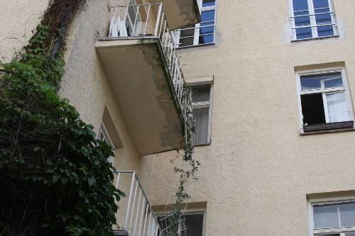 An dieser Hauswand stürzte Achim T. in die Tiefe