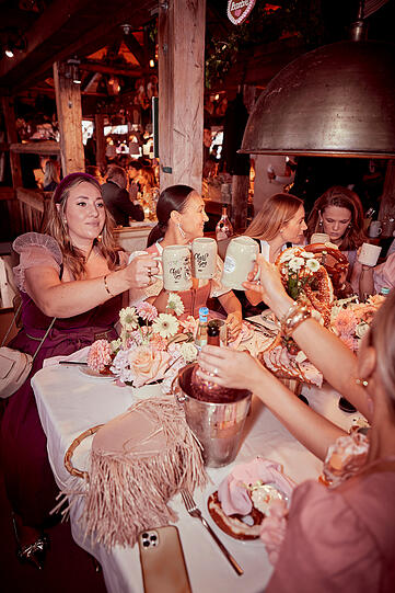 Ausgelassene Stimmung bei der Barbie-Wiesn