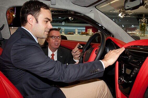 1860-Geschäftsführer Robert Schäfer zu Gast am Aston-Martin-Stand bei der IAA
