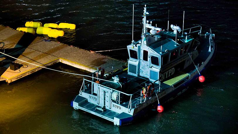 Boote der New Yorker Polizei suchen den East River ab.
