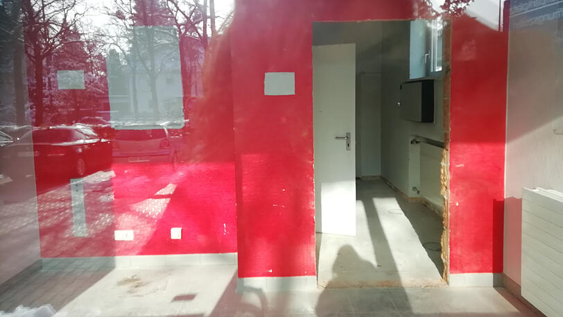 Allacher Straße 98: Nur noch die rote Wand deutet auf die Filiale hin, die Stadtsparkasse ist hier nicht mehr Mieter.