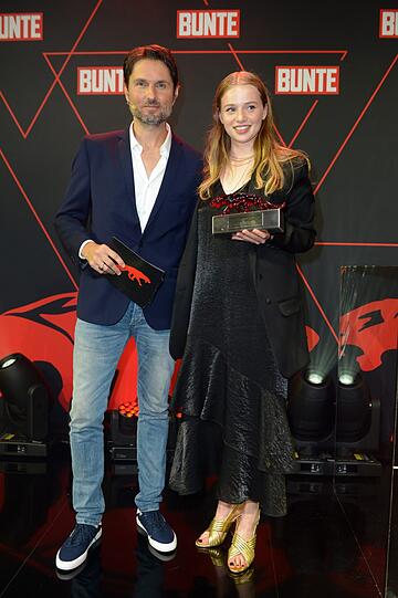 Simon Verhoeven und Preisträgerin Luna Wedler