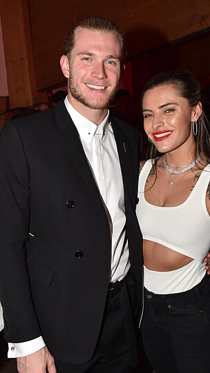Verliebt ins neue Jahr: Loris Karius mit Sophia Thomalla (im schrägen Look) im Stanglwirt in Kitzbühel.