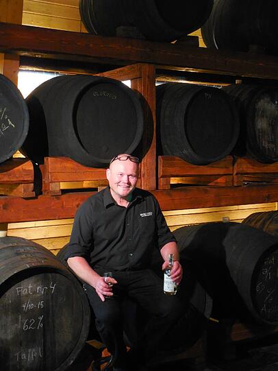 Schafsbauer Svein Benfjord brennt seinen eigenen Aquavit.