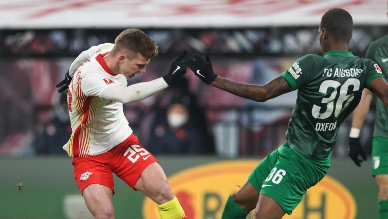Dani Olmo (l) vom RB leipzig und Augsburgs Reece Oxford kämpfen um den Ball.