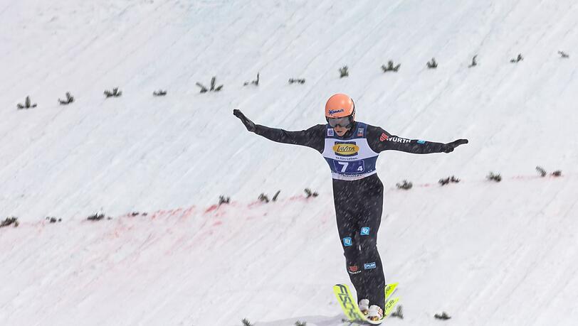 Skispringer Karl Geiger kam beim Weltcup in Titisee-Neustadt auf den fünften Rang.
