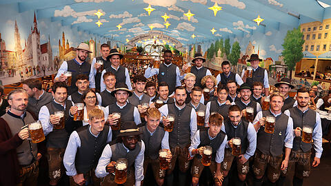 Fesche Löwen: Die Spieler des TSV 1860 mit Tracht und Maß auf dem Oktoberfest (Archivbild).
