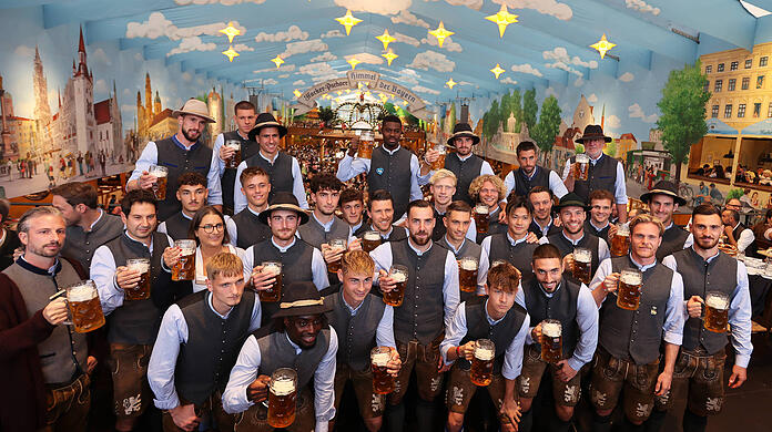 Fesche Löwen: Die Spieler des TSV 1860 mit Tracht und Maß auf dem Oktoberfest (Archivbild).