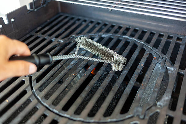 Zum Grillrostreinigen greifen die meisten zur Drahtbürste, doch US-Forscher warnen davor. Zum Grillrostreinigen greifen die meisten zur Drahtbürste, doch US-Forscher warnen davor.