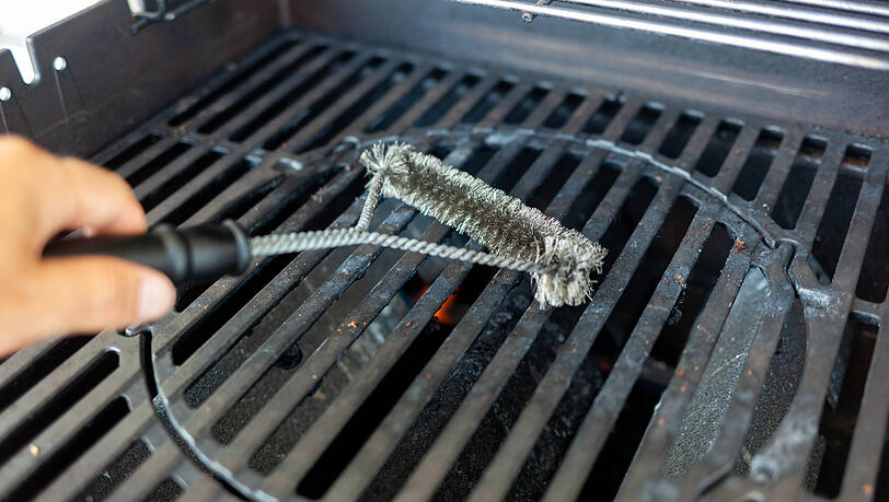 Zum Grillrostreinigen greifen die meisten zur Drahtbürste, doch US-Forscher warnen davor. Zum Grillrostreinigen greifen die meisten zur Drahtbürste, doch US-Forscher warnen davor.