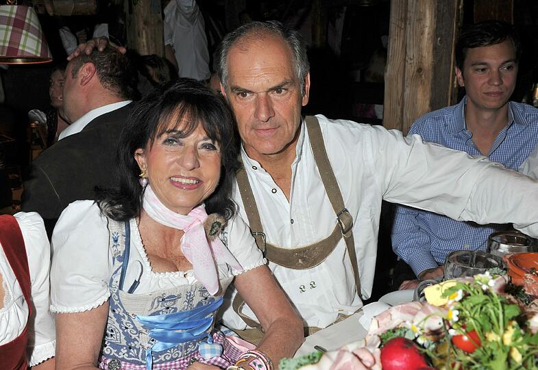Regine Sixt und Mann Erich im Käferzelt
