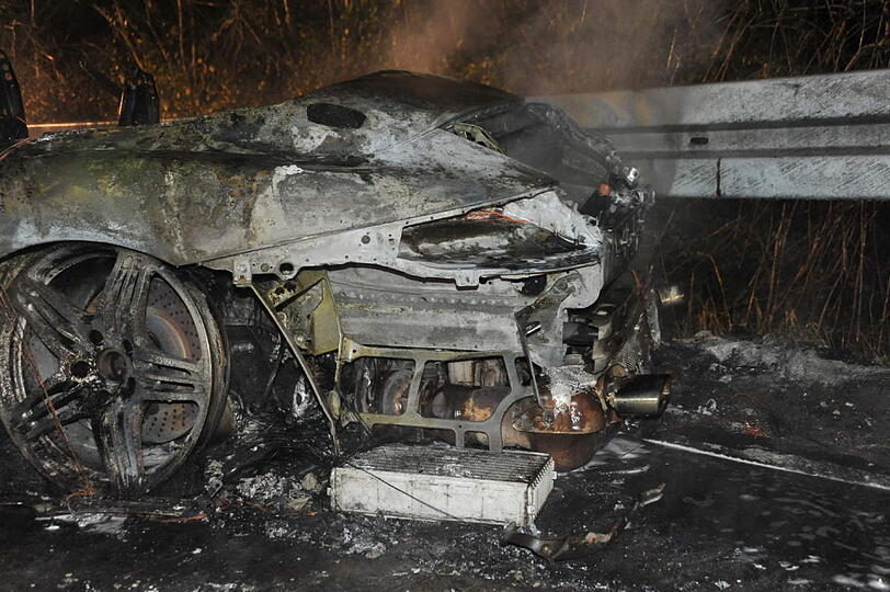&bdquo;Die haben wahnsinniges Glück gehabt. Ihr Porsche war mit mindesten Tempo 150 Kilometern pro Stunde unterwegs&ldquo; - die Bilder vom Horror-Crash auf der A92.