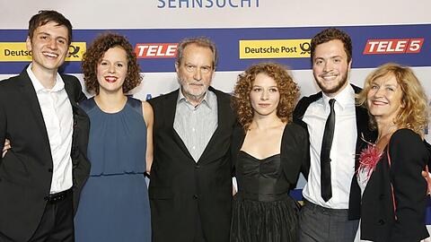 Regisseur Edgar Reitz (Mitte) mit einigen Schauspielern bei der Premiere