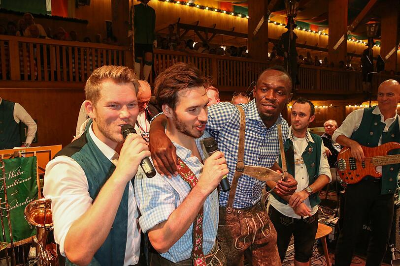 Neureuther und Bolt singen im Schützenzelt.