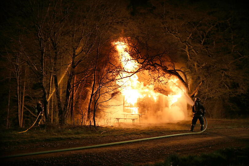Die kleine Hütte am Waldrand stand beim Eintreffen der Feuerwehr im Volbrand. Die Flammen schlugen teilweise bis zu zwölf Meter hoch.