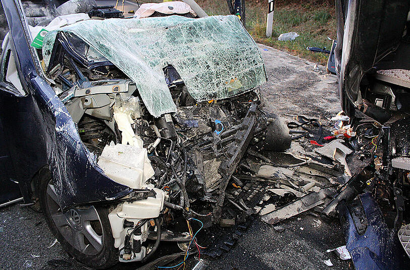 Bei dem Crash wurde der VW Touran komplett zerstört. Die Bilder von der Unfallstelle.