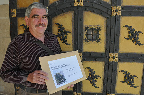 Dieter Hügenell gibt seine Petition bei der Stadt München ab.