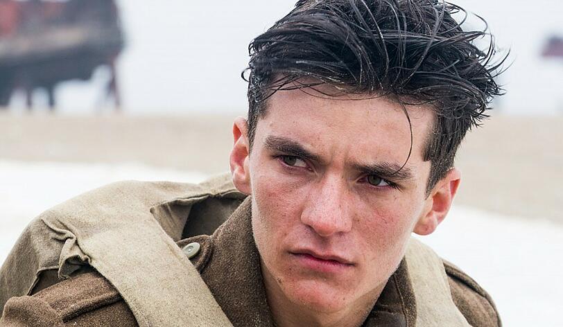 Der junge Soldat Tommy (Fionn Whitehead) versucht, der Hölle von Dünkirchen zu entkommen.