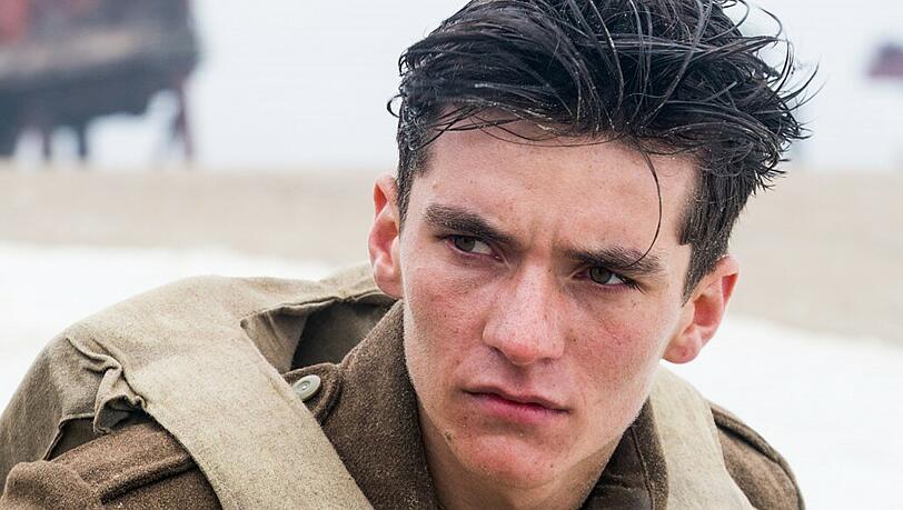 Der junge Soldat Tommy (Fionn Whitehead) versucht, der Hölle von Dünkirchen zu entkommen.