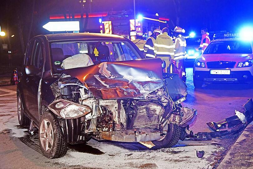 Bei dem Unfall wurden sechs Menschen, darunter zwei Mädchen (5, 7) verletzt.