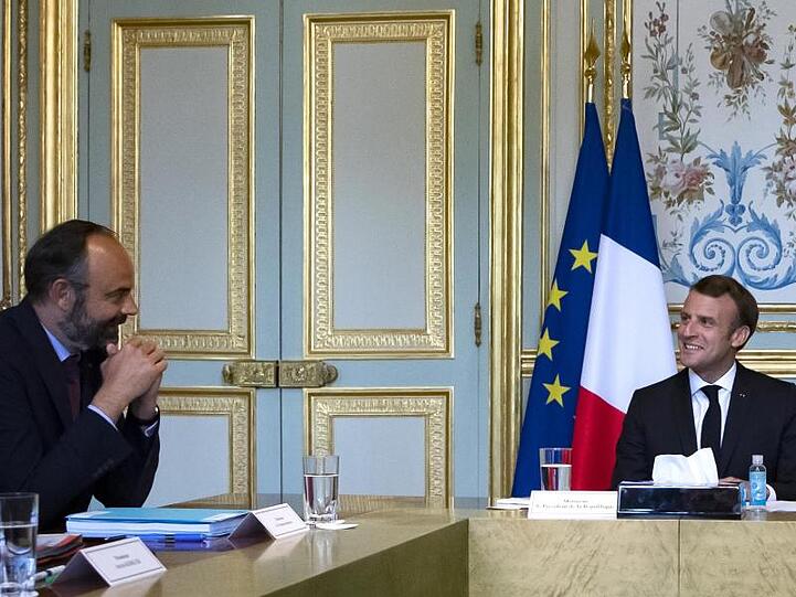 Emmanuel Macron, Präsident von Frankreich, spricht am 2. Juli mit Edouard Philippe. Die französische Regierung unter Premierminister Édouard Philippe ist komplett zurückgetreten. Nun gibt es ein neus Kabinett.