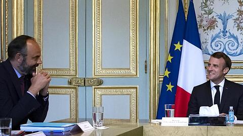 Emmanuel Macron, Präsident von Frankreich, spricht am 2. Juli mit Edouard Philippe. Die französische Regierung unter Premierminister Édouard Philippe ist komplett zurückgetreten. Nun gibt es ein neus Kabinett.